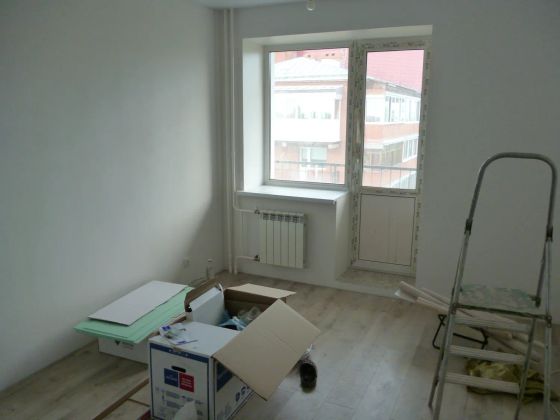Комната на Алтайской 24 с поклейкой обоев под покраску в белый цвет. Комната под ключ.