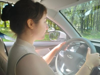 Ученик управляет автомобилем в городе Москве. Винесса младшая сестра Миланы,которая закончила обучение более 3 лет назад, и у неё за это время ни одного штрафа. Она прислала теперь на обучение свою любимую сестру ( потому что она беспокоится за её безопасность). Она освоит навыки вождения не хуже старшей.