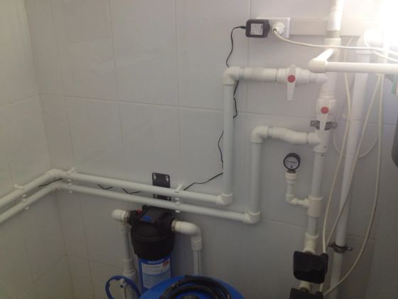 Монтаж системы очистки воды в доме с автономным водоснабжением.