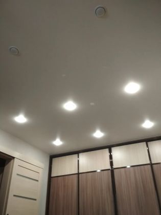 Потолок с точечными светильниками