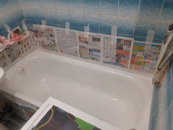 Это уже отреставрированная ванна. Полностью глянцевая, без сколов и различных дефектов.