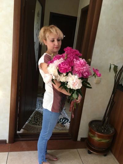 Добрая девушка знаю как ухаживать за пожилым людям!!