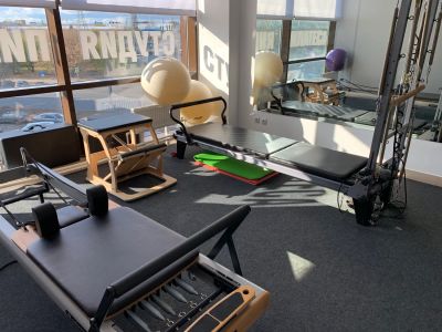 -Уютная Студия Пилатеса, где кроме вас с тренером не будет никого.
-Занятия проходят индивидуально один на один с тренером
-Вы выбираете удобные для вас Часы занятий
-Программа тренировок строится строго исходя из вашей проблематики и ваших пожеланий
-Перед началом тренировок Вас тестируют, в результате чего тренер видит все сильные и слабые стороны вашего тела и строит программу, исходя из результатов теста и ваших пожеланий
-Сертифицированный тренер Polestar Pilates