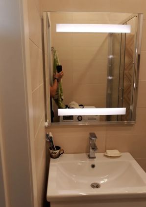 Установка зеркала в ванной