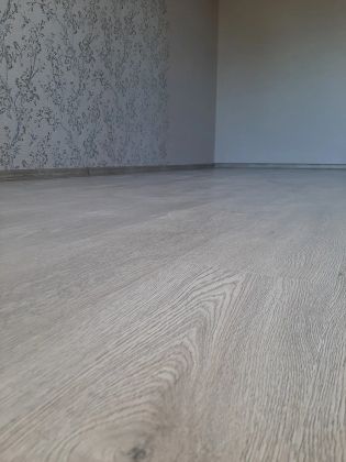 комната. ламинат. обои.