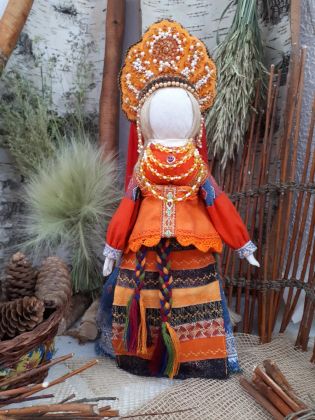 Русская народная кукла в традиционном свадебном наряде