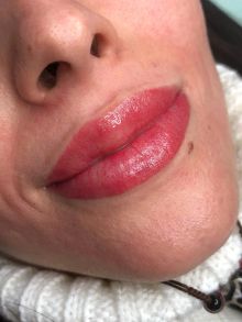 Свежий перманентный макияж губ