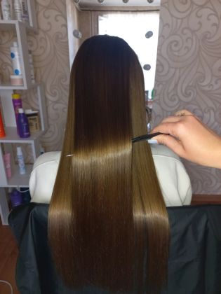 Парикмахеры демонстрируют искусство стрижки и укладки длинных волос.