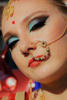 Яркий цветной макияж для девушки, танцующей индийские танцы