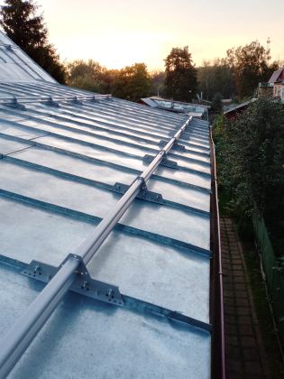 Монтаж снегозадержателей. 