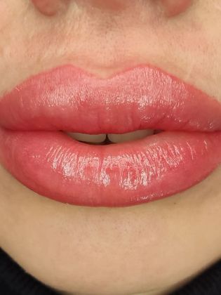 Перманентный макияж губ в технике "помадный прокрас " сразу после процедуры