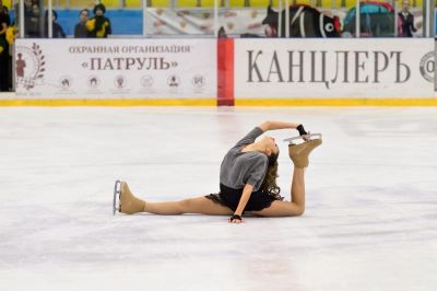 Фигурист на льду демонстрирует элемент во время выступления.