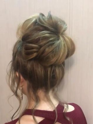 Высокий текстурный пучок на длинные волосы