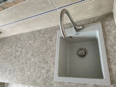 Установка мойки и смесителя.