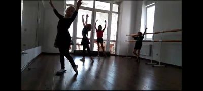 Уроки танцев в общеобразовательной школе. Импровизация под музыку и основы хореографии. 
