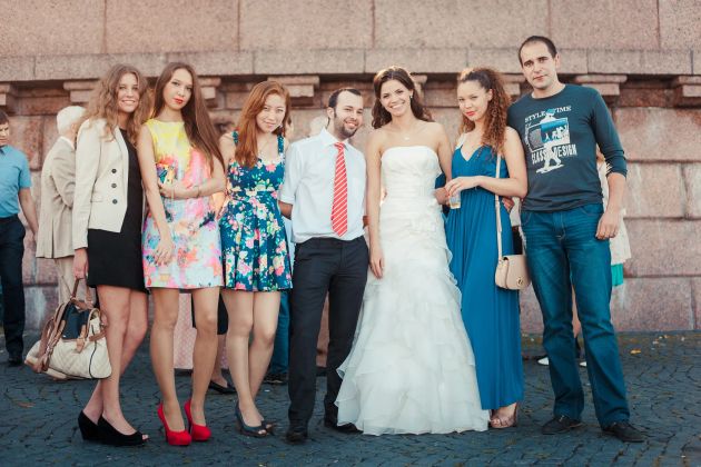 Фото невесты с гостями свадьбы