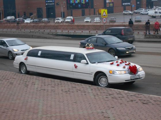 Лимузин Lincoln Town Car на свадьбе у ЗАГС г.Наро-Фоминск