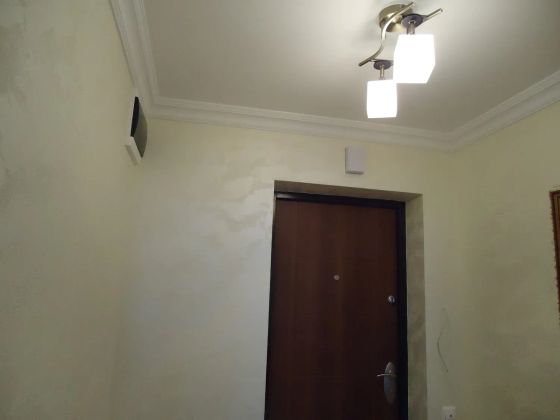 Капитальный ремонт 1-комнатной квартиры (потолки с плинтусами из пенопласта, стены – «карта мира»)