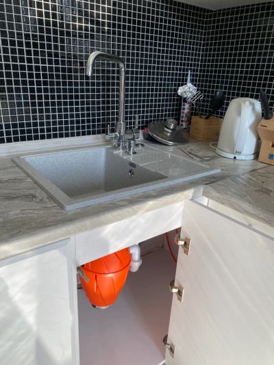 Герметизация раковины, сверление отверстий в искусственном камне, установка смесителя двух функционального, дозатор для жидкого мыла, измельчитель пищевых отходов, и фильтрация воды аквафор 