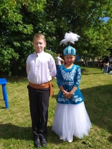 Ученики Иван Нестеренко и Бегимай Нармырзаева выступают на фестивале "Сабантуй" в Коломенском парке, июнь 2019 г. 