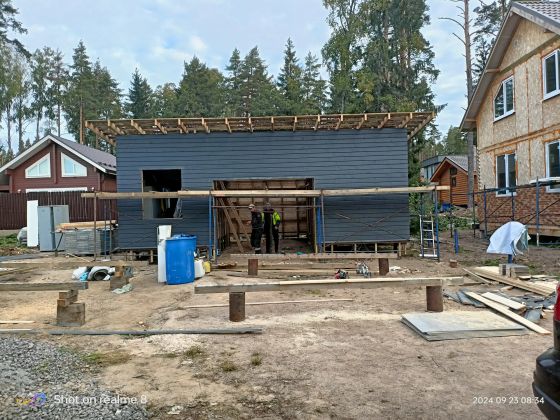 Строительная площадка: техника, материалы и земляные работы.