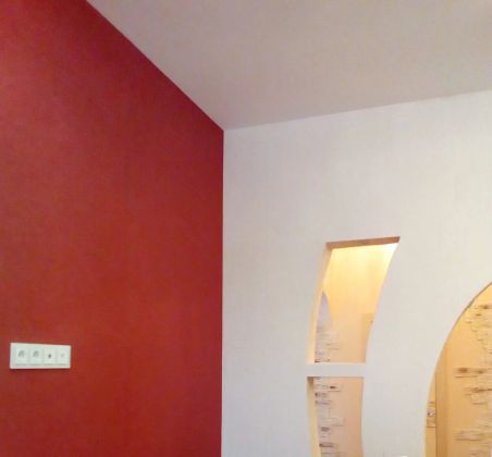 Штукатурка стены по маячкам (красная); оформление декоративных ниш жидкими обоями.