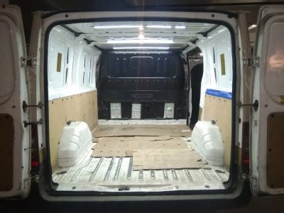 Задняя загрузка,очень вместительный.Объем 7 м3