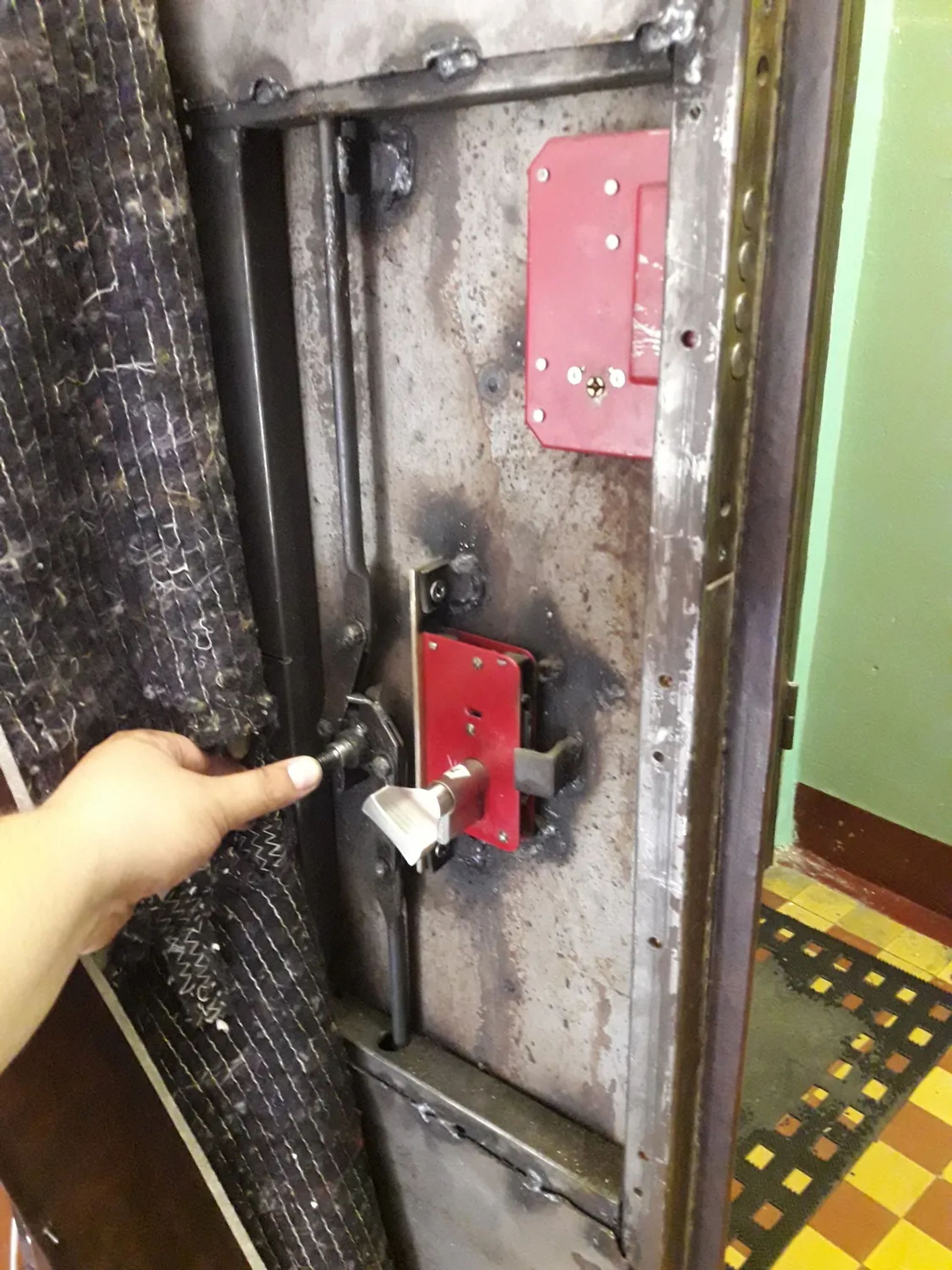 Починить магнитный замок на двери