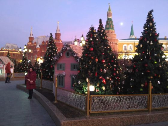 Прежде чем привести экскурсантов, сама осматриваю новогоднее убранство Манежной площади!)