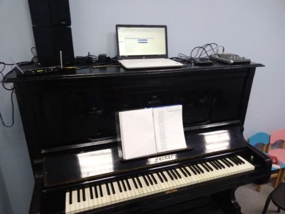 фортепиано и музыкальное оборудование для пения в микрофон