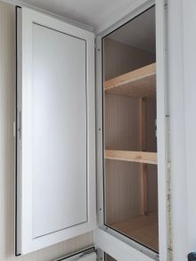 На балконе «сапожок» можно встроить шкафчик из ПВХ профиля