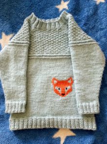 кофта для мальчика 3-4 лет, вязаная спицами+красивое дополнение вышивка в виде лисы. 