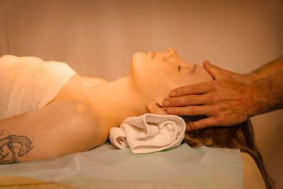 Расслабляющий массаж спины и плеч для снятия напряжения