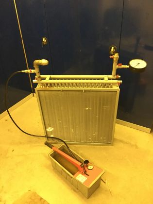 Испытание на герметичность водяного теплообменника системы вентиляции после ремонта