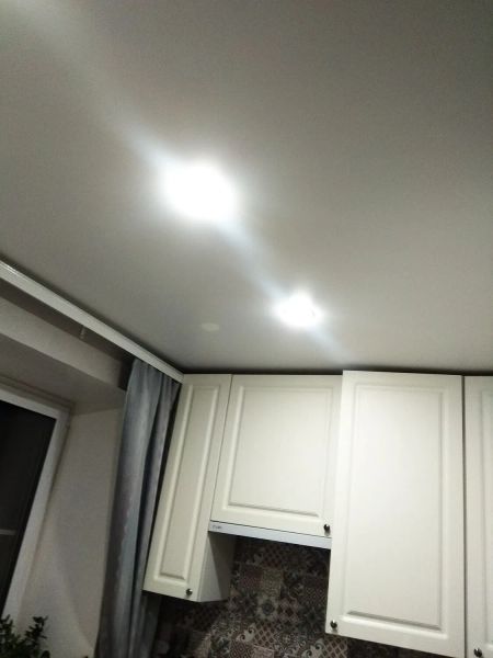 Разводка электропроводки на кухне, Монтаж натяжного потолка , монтаж светильников 