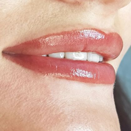 Перманентный макияж губ сразу после процедуры 