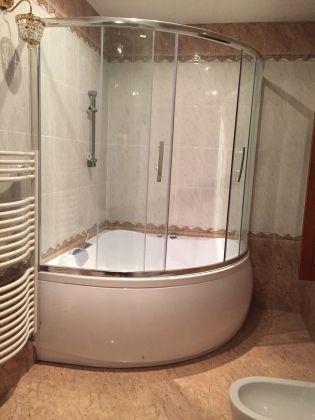 Установка ванны 150х150 с гидромассажем и установкой ширмы на ванну. Смеситель врезан на борт ванны