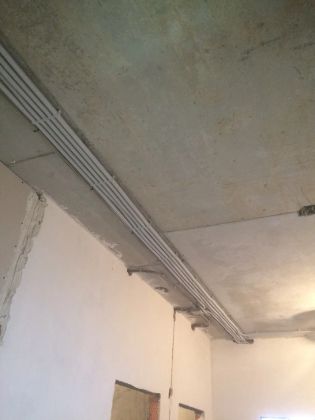 Укладка гофры с кабелем на потолке