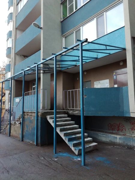 Металлоконструкция для крыльца многоэтажного дома