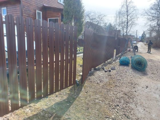 Строительная площадка на дороге: кран и строительная техника