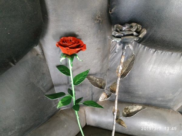 Роза с метала 