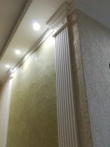Частный интерьер, декоративная штукатурка, монтаж полиуретановых колонн и плинтуса, короб со скрытой подсветкой 