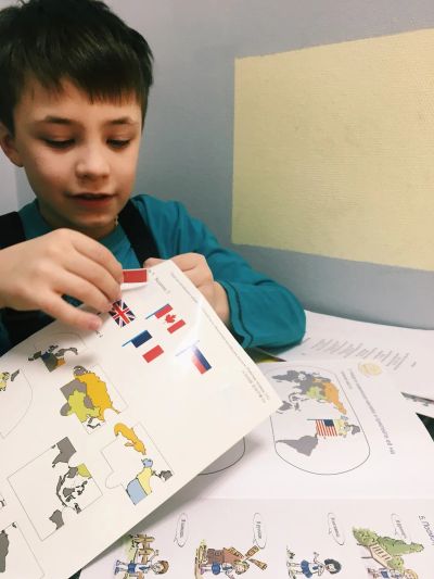 С детьми часто используем интересные и яркие книги, в которых множество заданий на иероглифы и пиньинь.