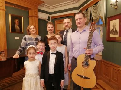 С учениками на концерте в библиотеке им. Тургенева "Читальня" 