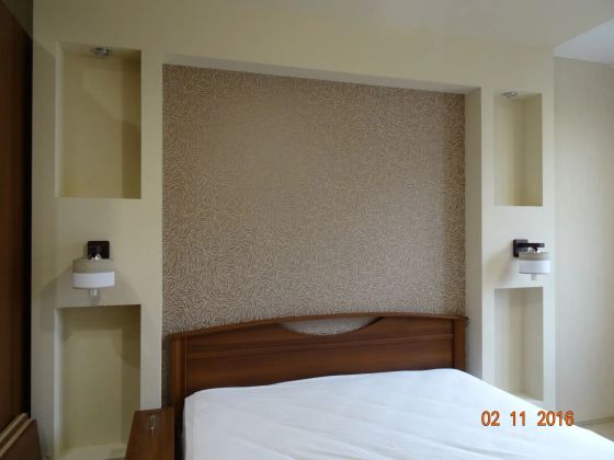 Ремонт спальной комнаты с устройством портала в зоне изголовья кровати из гипсокартона