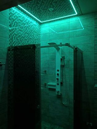 Ремонт в ванной с RGB подсветкой зоны душевой кабины