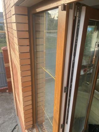 Пена по периметру окна разрушилась , откосы внутри дома продували и промерзали. Отлива пустые без утепления, при ветре шумели и через них продувал и промерзал подоконник, в доме было холодно. 
Произведено утепление разрушенного наружного теплоизоляционного шва , его пропенка и нанесение специального защитного герметика. Под отливами также произведено утепление. Сделана регулировка и настройка пластиковых окон, ремонт и регулировка входной пластиковой двери сделан в подарок заказчику за комплексный заказ.