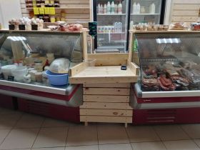Отделка магазина обработанной доской монтаж полок и стеллажей 