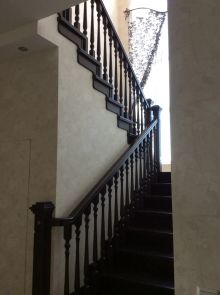 Бетонная лестница облицованная массивом из ясеня