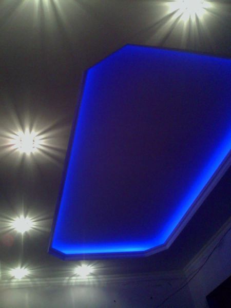 Потолок из гипсокартона, точечные светильники, светодиодная лента, плинтус потолочный, покраска